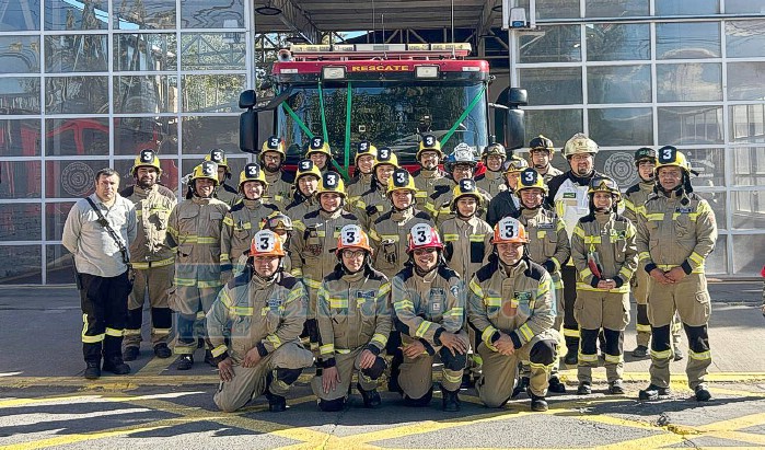 Los Bomberos de la Tercera Compañía afuera de su cuartel de Población San Felipe.