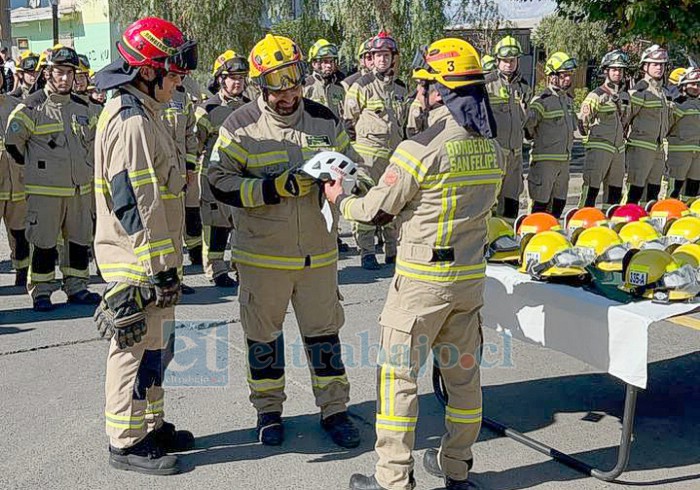 Los voluntarios revisando los nuevos cascos estructurales.