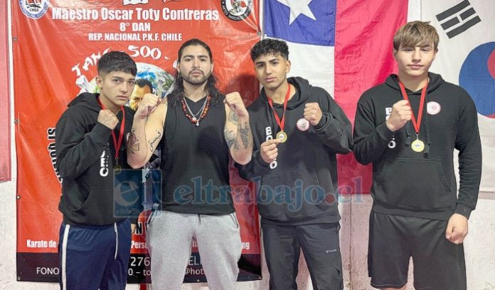 Nicolás Contreras junto a los boxeadores que triunfaron en Quillota este fin de semana.