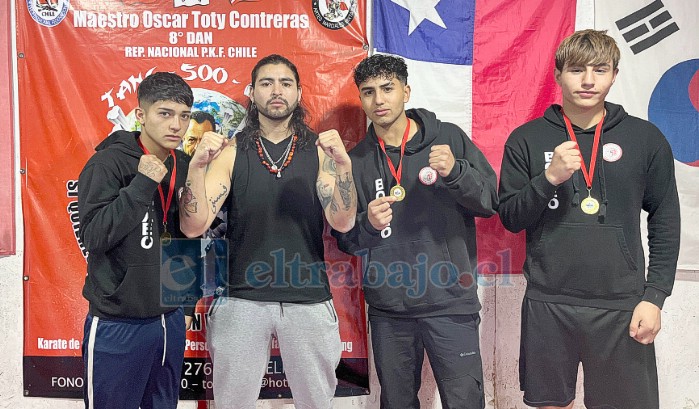 Nicolás Contreras junto a los boxeadores que triunfaron en Quillota este fin de semana.