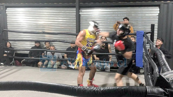 Efraín Elgueta (de negro) en pleno combate.