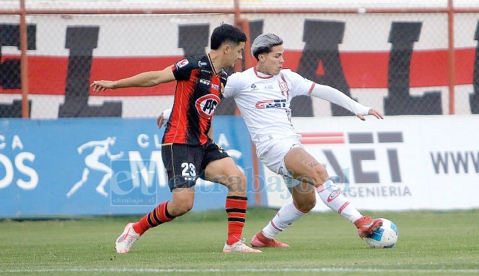 El delantero Diego González intenta pasar a un jugador rival.