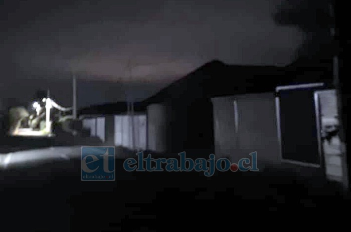 Imagen de una calle en El Algarrobal, sin luz.