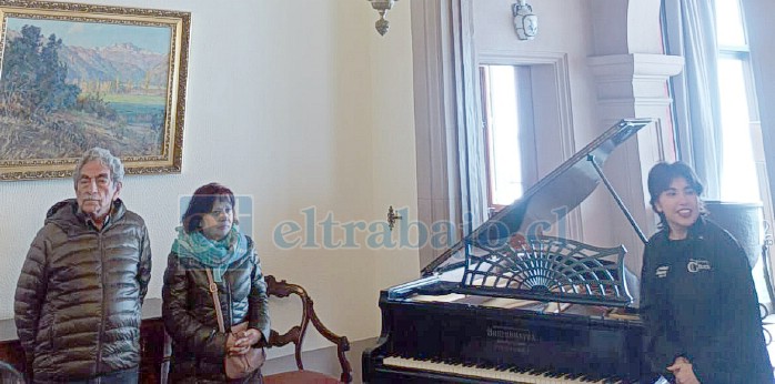 Dirigentes al interior del Palacio Presidencial de Cerro Castillo, recorriendo dependencias.