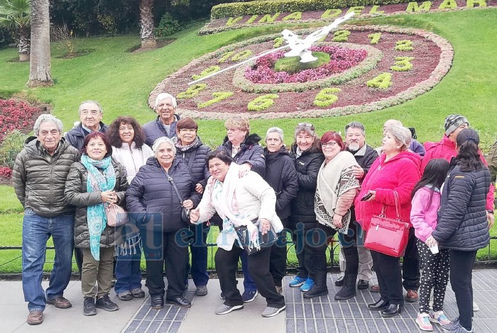 Integrantes de Escuela Razón del Dirigente felices tras visitar Palacio Presidencial de Cerro Castillo