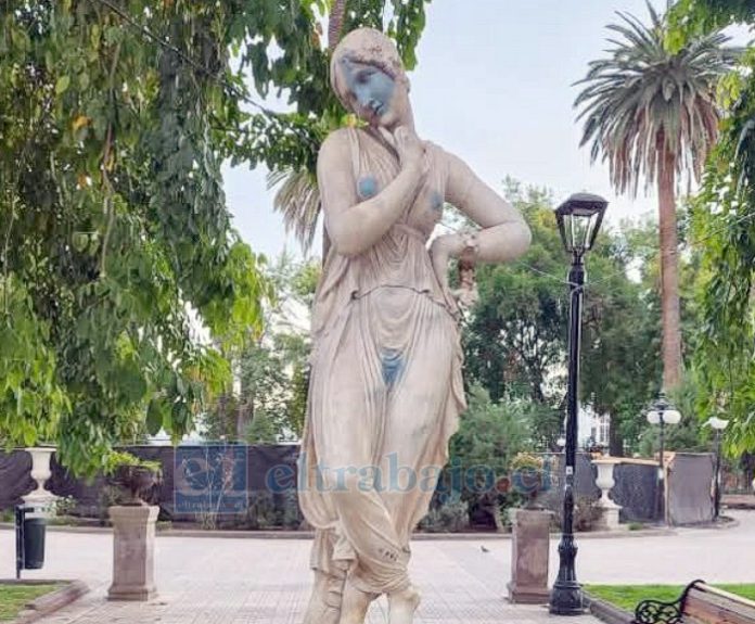Una de las estatuas de la cuatro estaciones sucia.