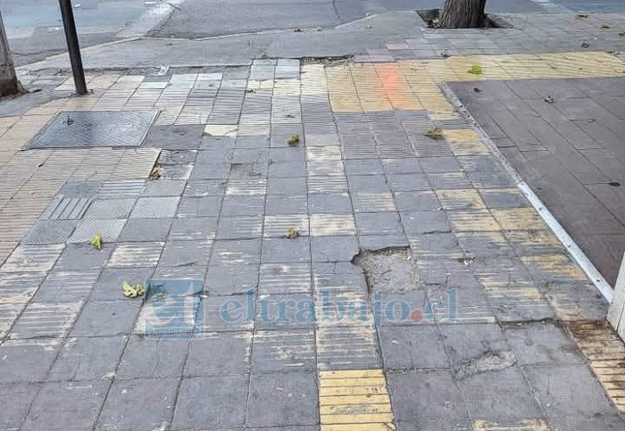 El deterioro de la calle en Coimas con Merced.