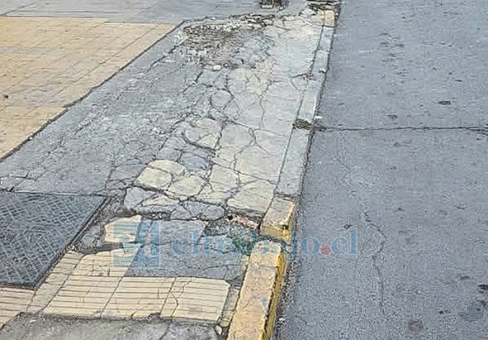 El deterioro que hay frente a la salida del Cuartel de la Primera Compañía de Bomberos, en calle Merced.