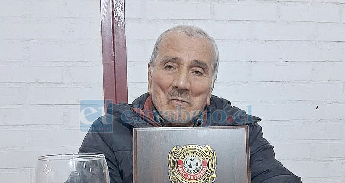 Luis Figueroa con un galvano, cuando informamos sobre la realización de la Semana Troyana que llevaría su nombre.
