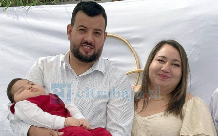 Familia Bustamante Herrera junto a su hijo, Martín.