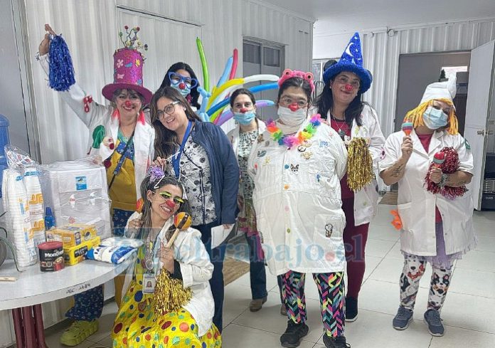 Algunas de las integrantes de ‘Narices de amor’ durante una de sus visitas al Hospital San Camilo.