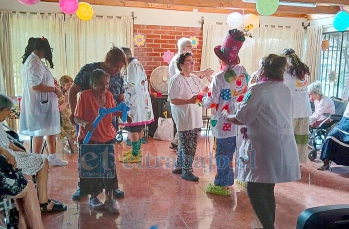 La agrupación participando en una actividad realizada en un hogar de adultos mayores.