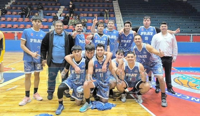 Los integrantes del Prat festejan su primera victoria del año en la Liga 2.
