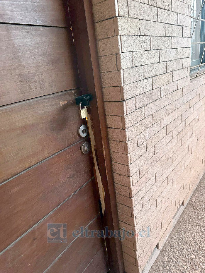 La puerta se aprecia que fue forzada.