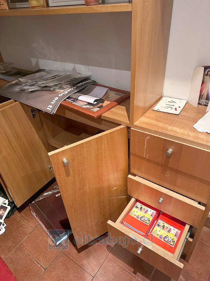 Acá se aprecia que abrieron cajoneras, puertas de los muebles al interior de la oficina.