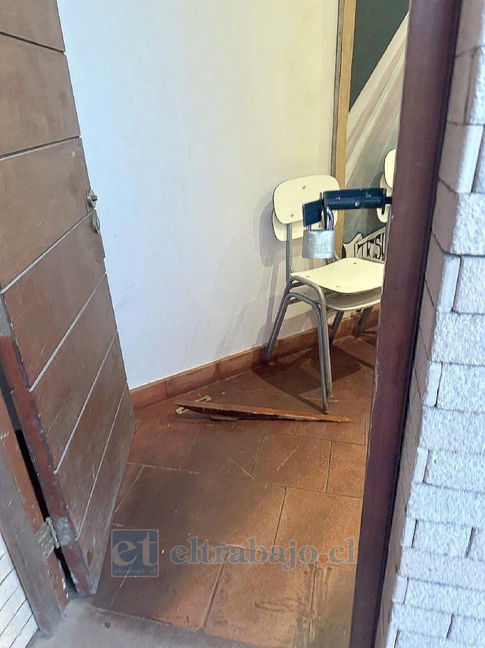 La puerta totalmente forzada para entrar.