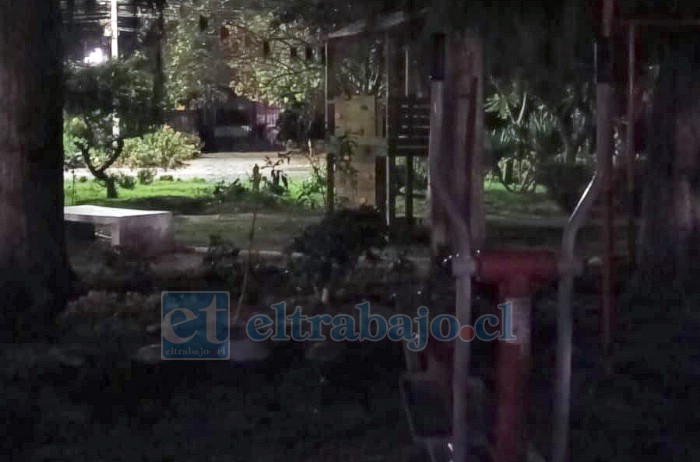 Así se ve de noche la plazoleta en Villa El Esplendor.