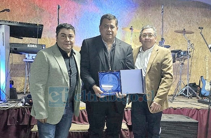 Afava entregó una distinción al alcalde de Santa María, Claudio Zurita.