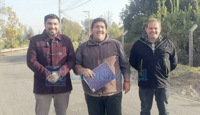 autoridades en terreno en San Rafael Braulio Jorquera Berríos al centro; el delegado presidencial provincial, Daniel Muñoz, a su derecha; y el director provincial de Vialidad, Ignacio Mantehy Amar, a la izquierda.