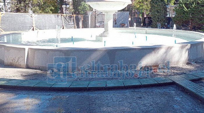 Esta es la imagen de los trabajos de la nueva pileta de la Plaza de Armas de San Felipe.