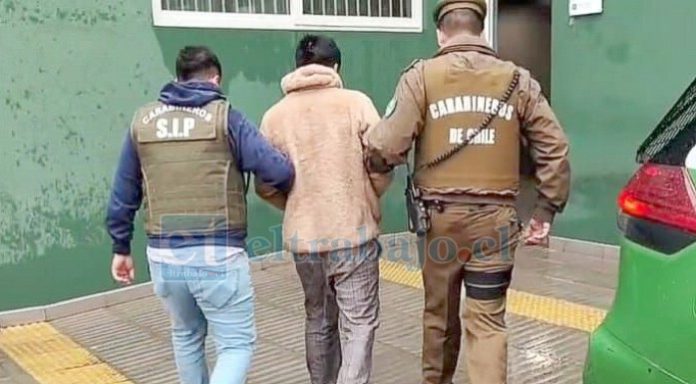 El Imputado en los momentos que era escoltado por Carabineros tras ser detenido.