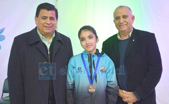 El alcalde Claudio Zurita Ibarra, la deportista Amanda Bruna y el concejal Danilo Arancibia Brante compartiendo en el evento.