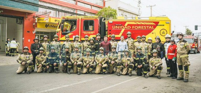 Bomberos junto a su nueva joyita una Unidad Forestal.