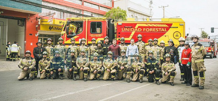 Bomberos junto a su nueva joyita una Unidad Forestal.