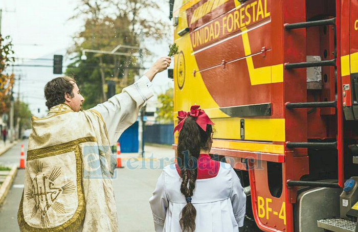 El padre Fabián de la Catedral del San Felipe, bautizando la nueva joyita de Bomberos.