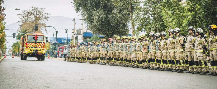 Todos formados recibiendo la nueva máquina de la Cuarta Compañía de Bomberos de San Felipe.