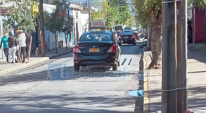 Un colectivo pasando por calle Santo Domingo.
