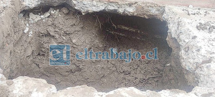 Una especie de socavón producto de la rotura de cañería.