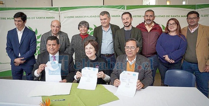 Ministerio de Bienes Nacionales y alcaldes de Provincia en la firma del convenio.