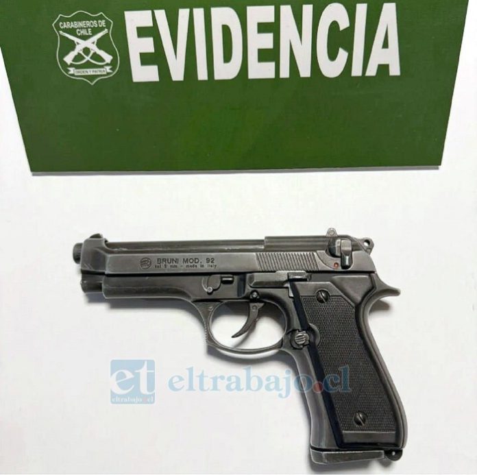 Una de las armas a fogueo adaptada que portaban estos dos delincuentes.