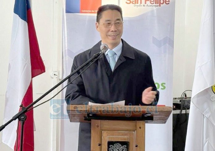 El embajador de la República Popular China, Niu Qingbao.