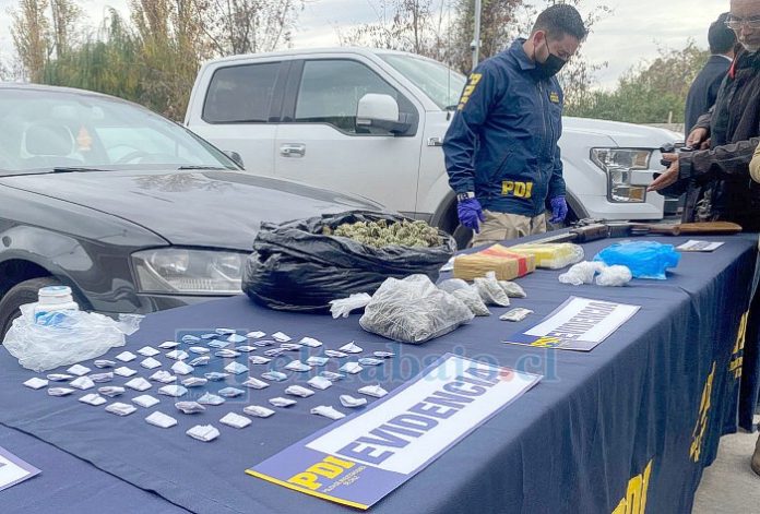 Drogas y armas incautadas en el operativo.