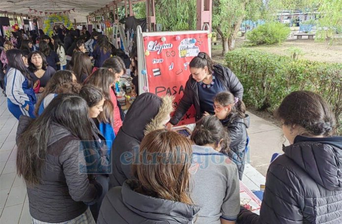 La participación de cerca de 500 alumnas del establecimiento, dio vida a la feria de matemáticas.