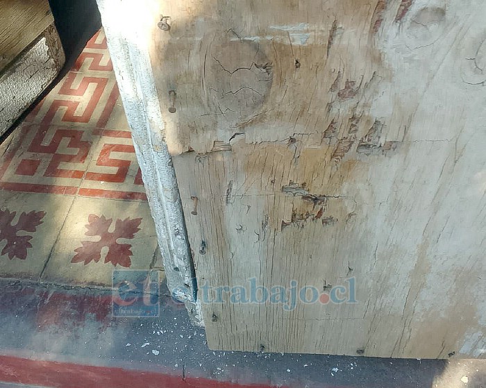 Un orificio en la puerta de la sede de Talleres Femeninos.