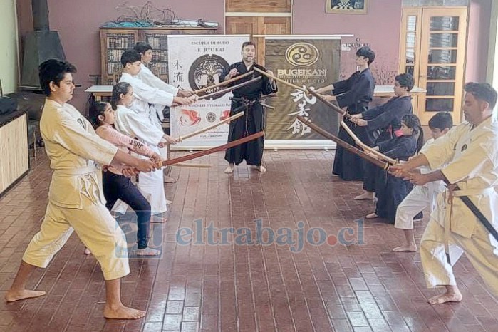 Shihan Luciano Vera y alumnos, en posición de defensa con katana 