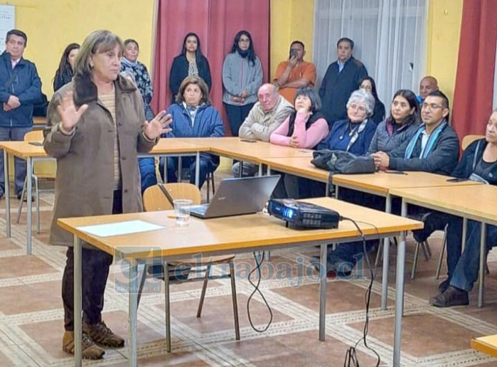 La arquitecta María Alicia Galdámez, explicando a los vecinos el proyecto.
