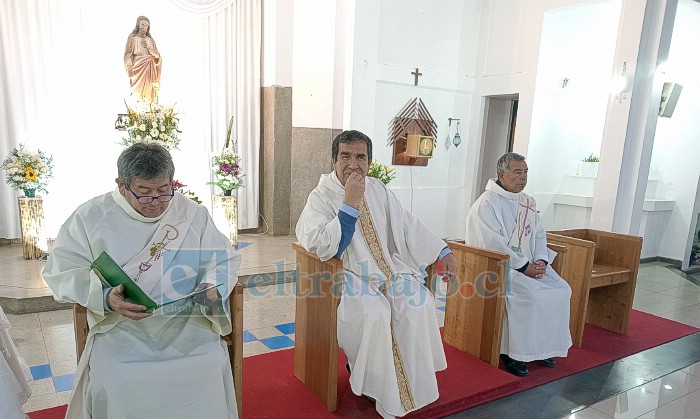 El Padre Luis Felipe Vergara junto a sus diáconos.