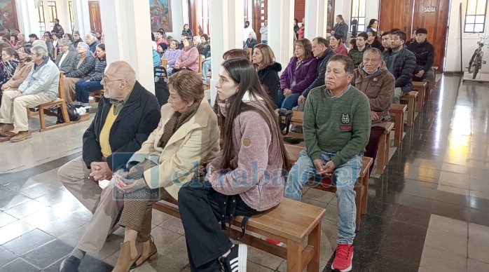 Más feligreses que llegaron a despedir a Luis Felipe Vergara.