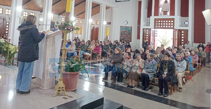 Una feligrés leyendo la palabra de Dios.