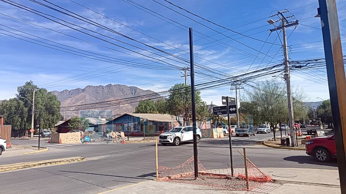 Se aprecia que están trabajando para la instalación de semáforos.