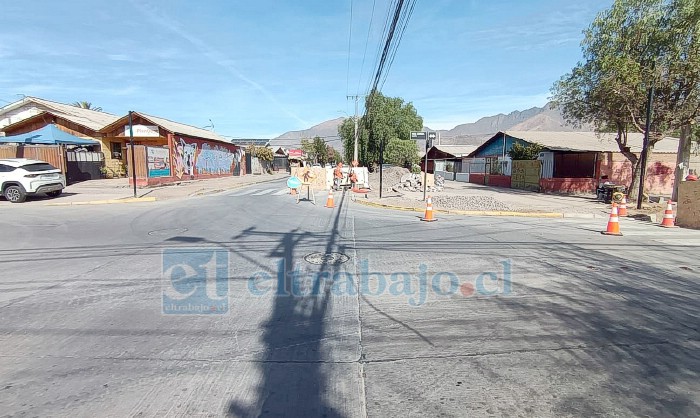 Una pista por calle Luis Gajardo Guerrero producto de los trabajos de la instalación de semáforos.