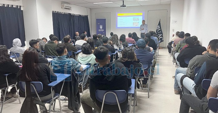 Participantes presenciales en taller de la Universidad de Aconcagua sede San Felipe.