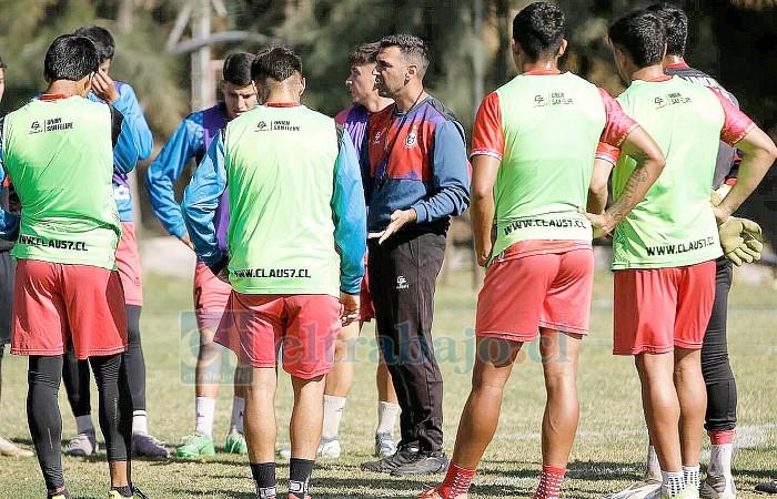 El técnico Francisco Palladino da instrucciones a sus dirigidos.