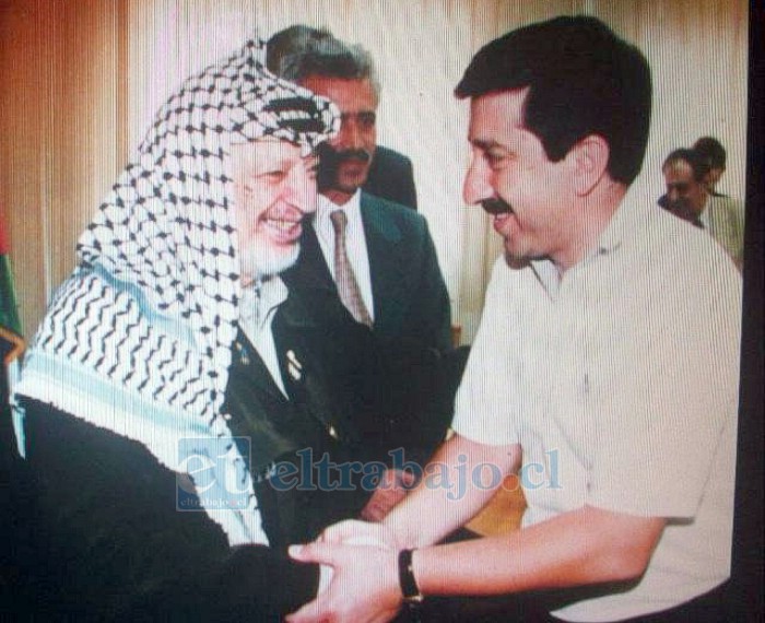 Doctor Alejandro Lolas Chabán, saludando al presidente de la Autoridad Palestina (Q.E.P.D.) Yaser Arafat.
