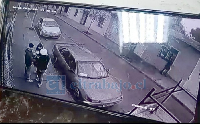 Llega uno de los delincuentes y los intercepta.