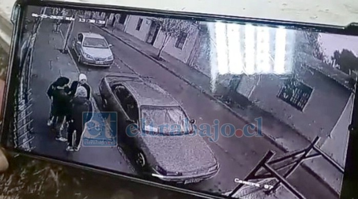 Se aprecia cómo los dos asaltantes llegan a la escena.